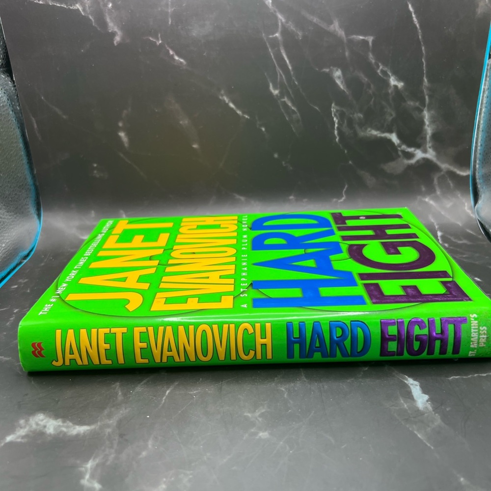 Janet Evanovich 'Hard Eight' Novel - Green Cover - Picture 3 of 6